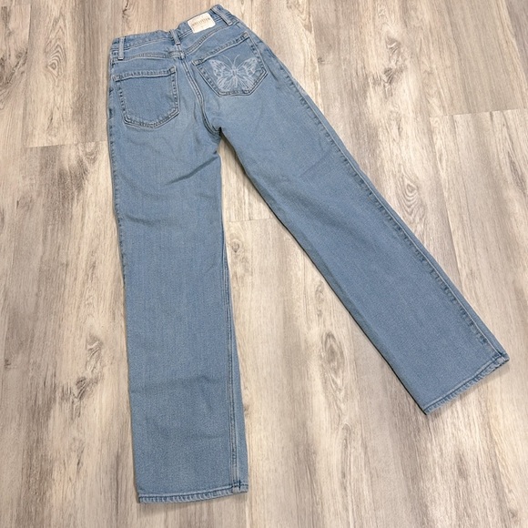 Hollister Vintage Stretch Ultra High-Rise Dad Jean Light Wash Butterfly Graphics - Picture 3 of 6
